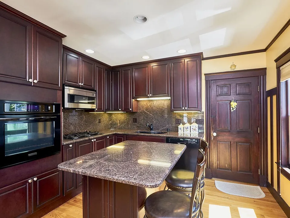 8 Saint James St #8