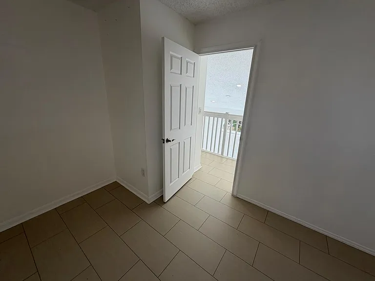 3780 Amalfi Dr — Photo 38