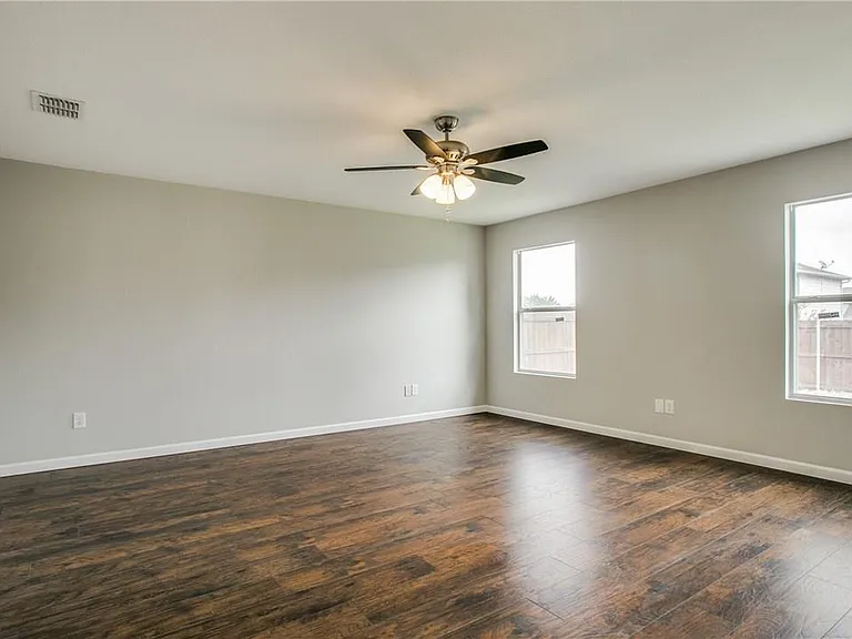708 Claiborn Ln — Photo 6