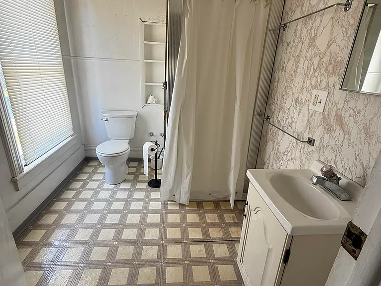 533 W Cherry St — Photo 4