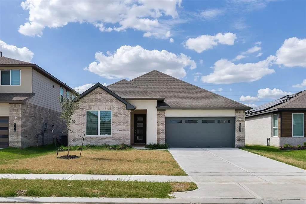 4 bed, 3.0 bath, 2250 sqft, $2,550 — Photo 1