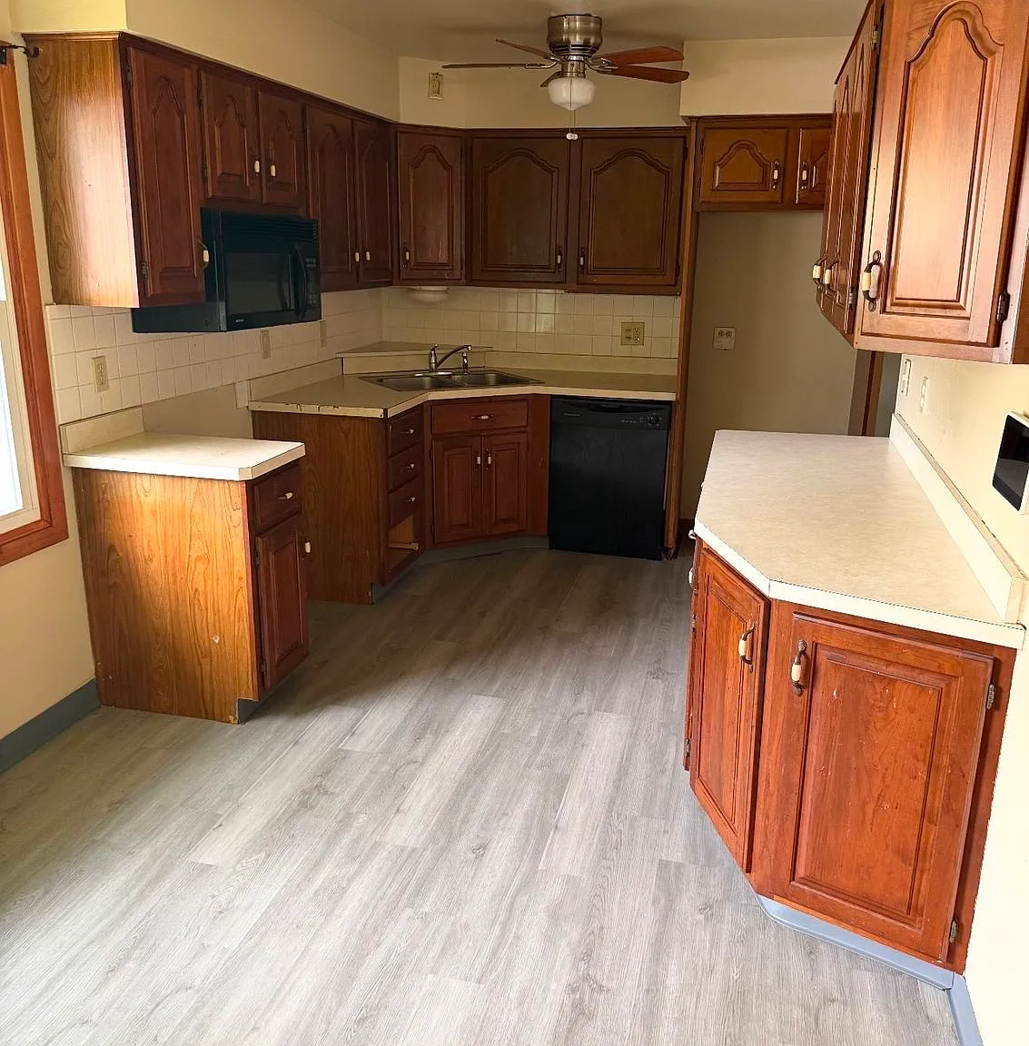 3 bed, 1.0 bath, 2080 sqft, $1,300 — Photo 2