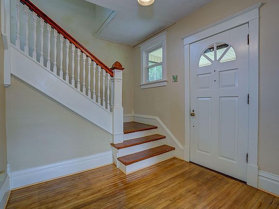 2nd image of 1022 Broaddus Ln