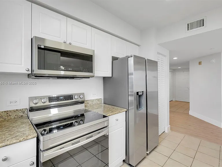 19501 W Country Club Dr #609 — Photo 4