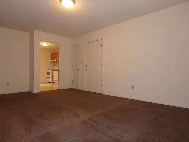 400 Lawrence Pl. — Photo 4