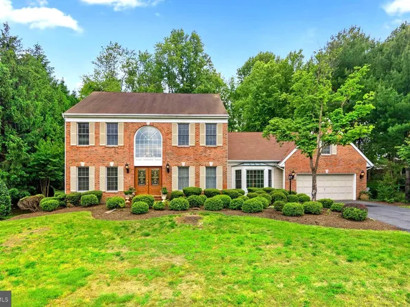 9703 Locust Hill Dr, Great Falls, VA 22066