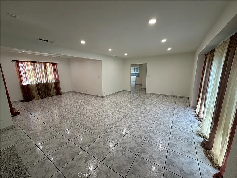 1501 N Maryland Ave — Photo 6