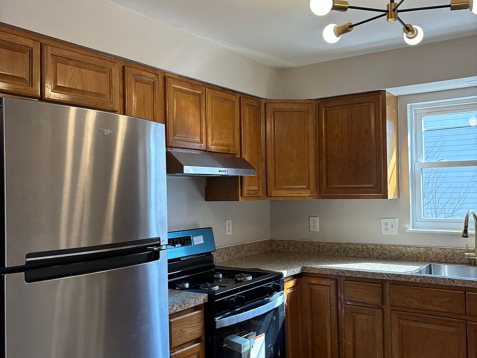 2nd image of 172 Seymour Ave Floor 2