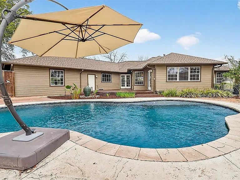 437 Delaine Dr — Photo 3