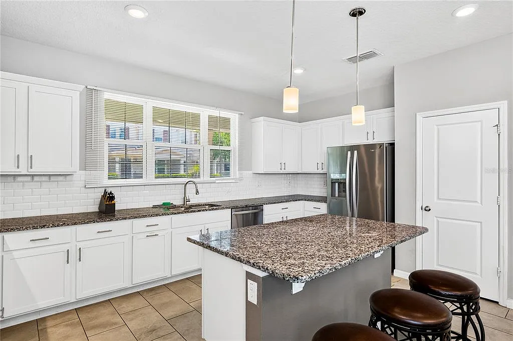 4 bed, 2.5 bath, 1831 sqft, $3,200 — Photo 4