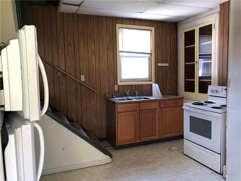 2nd image of 135 Spring St #3