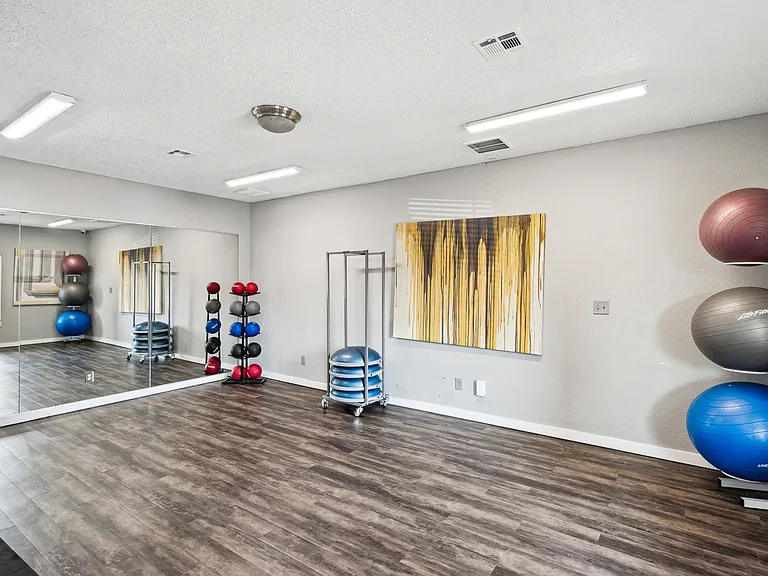 The Reserve At Barry Apartments — Photo 37
