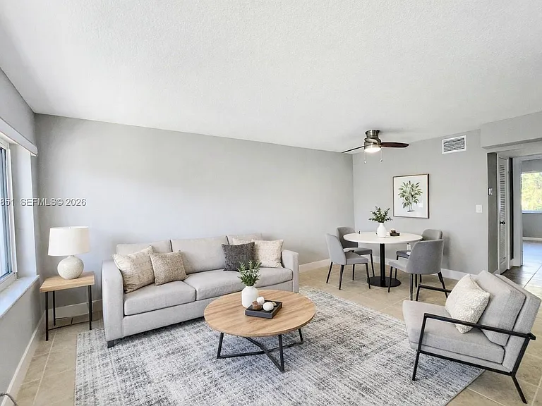 335 SW 20th St #7 — Photo 1