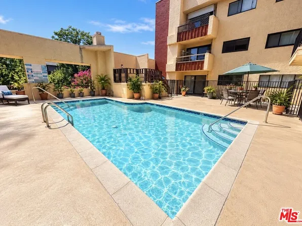 8710 Independence Ave APT 301, Canoga Park, CA 91304