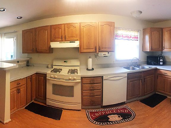 Kitchen w/ Gas Stove