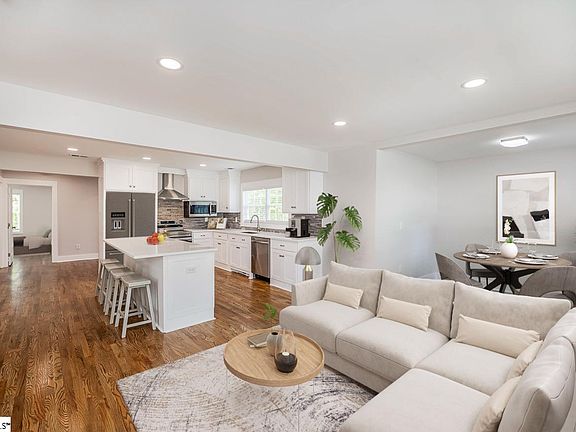 4th image of 117 Crane Ave