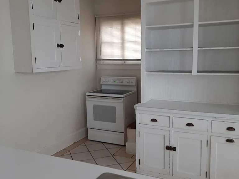 College Housing - 4 bedrooms — Photo 19
