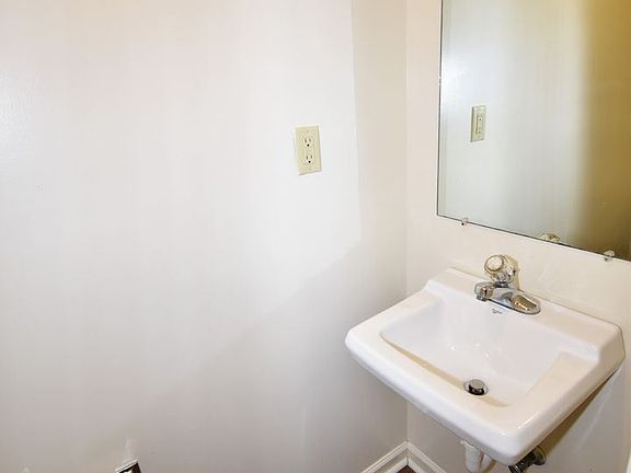 5th image of 550 Syracuse Dr APT B