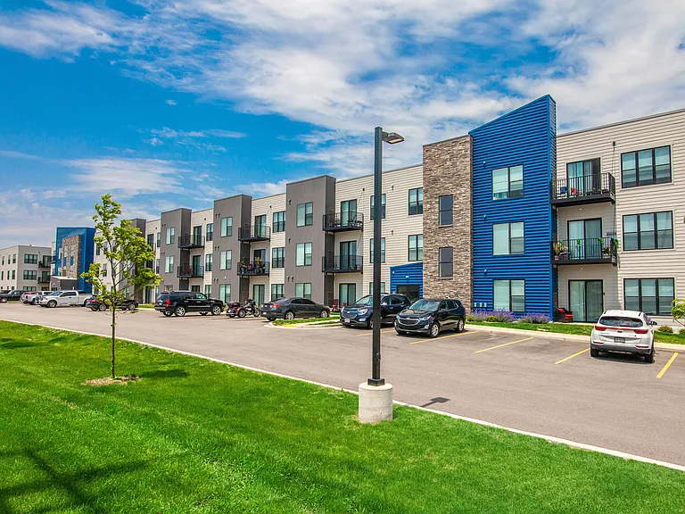 Courtyard at cobblestone Park — Photo 48
