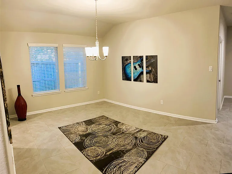 1402 Central Heights Dr — Photo 4