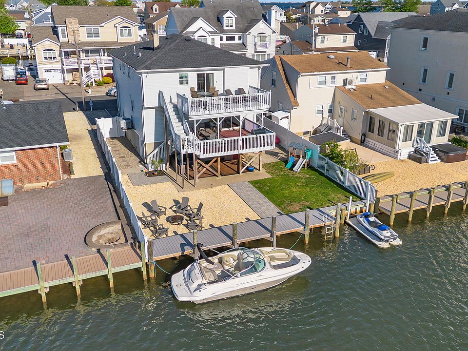 1st image of 20 Lagoon Drive W