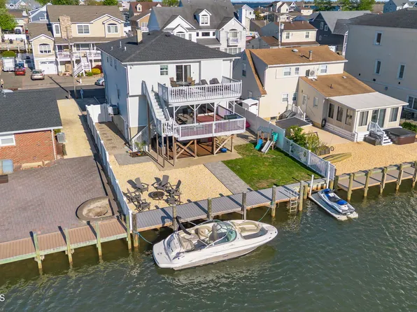 20 Lagoon Drive W, Toms River, NJ 08753