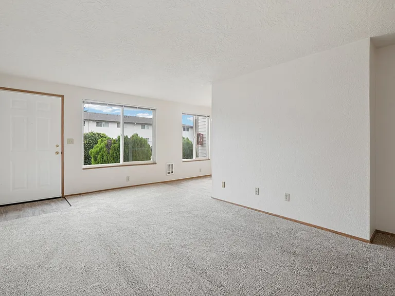 Rivertown Apartments — Photo 11