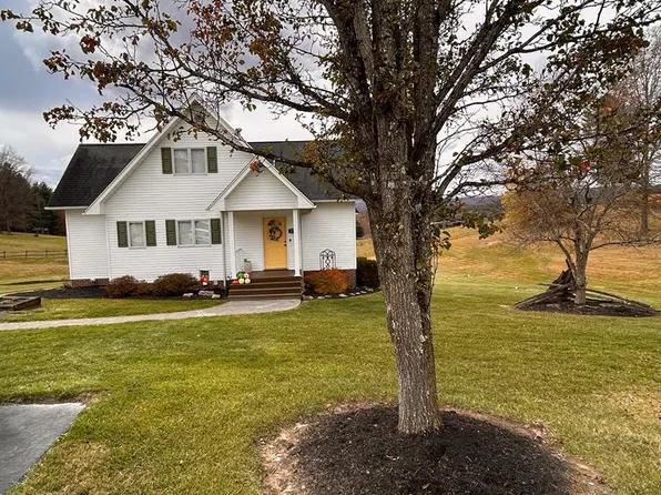 250 N Lakeview Dr, Jumping Branch, WV 25969