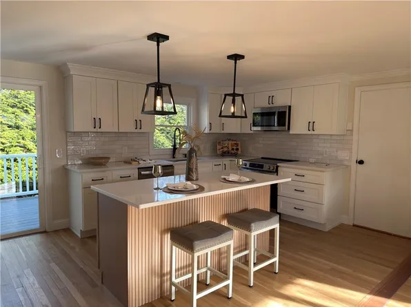 199 1st Ave, East Greenwich, RI 02818