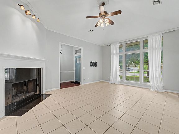 4th image of 220 Bluff Dr