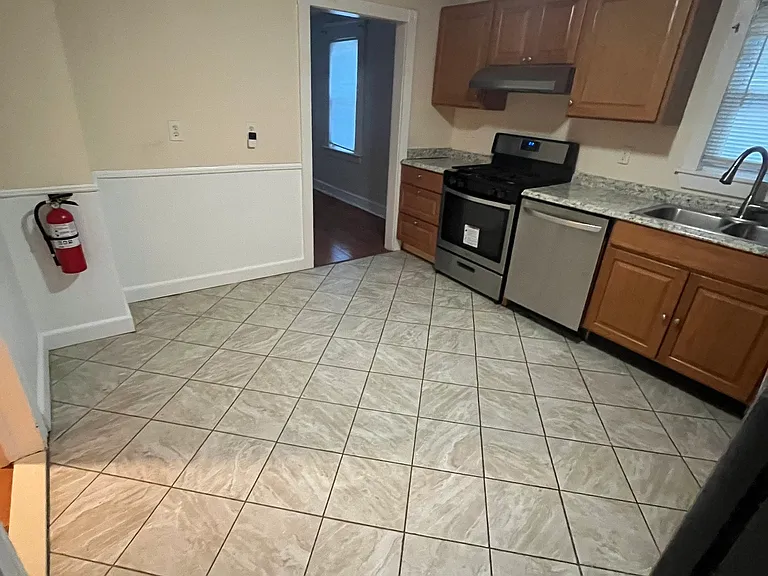 35 Pine St #2 — Photo 3