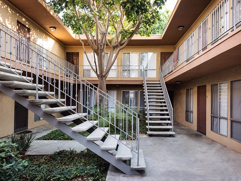 196 Guava Ave Chula Vista CA-Guava Court Building Courtyard