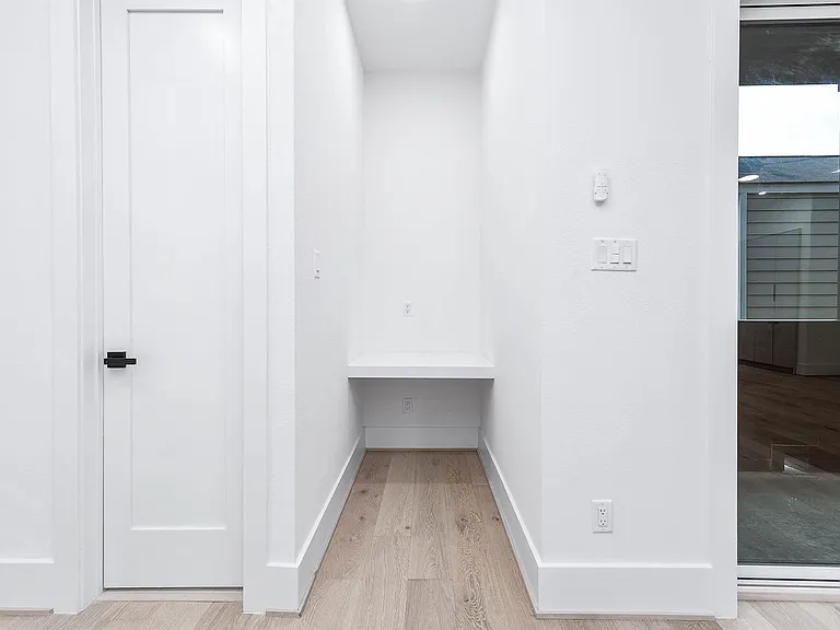 319 N Nagle St — Photo 10