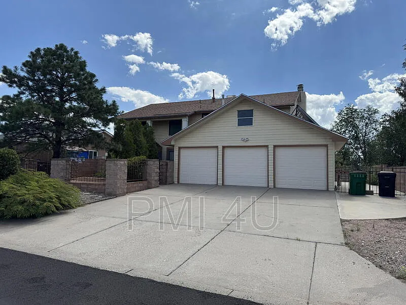 10412 La Paz Dr NW
