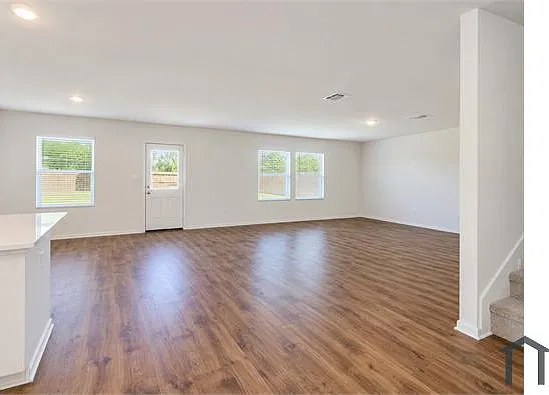 5 bed, 2546 sqft, $3,300 — Photo 4