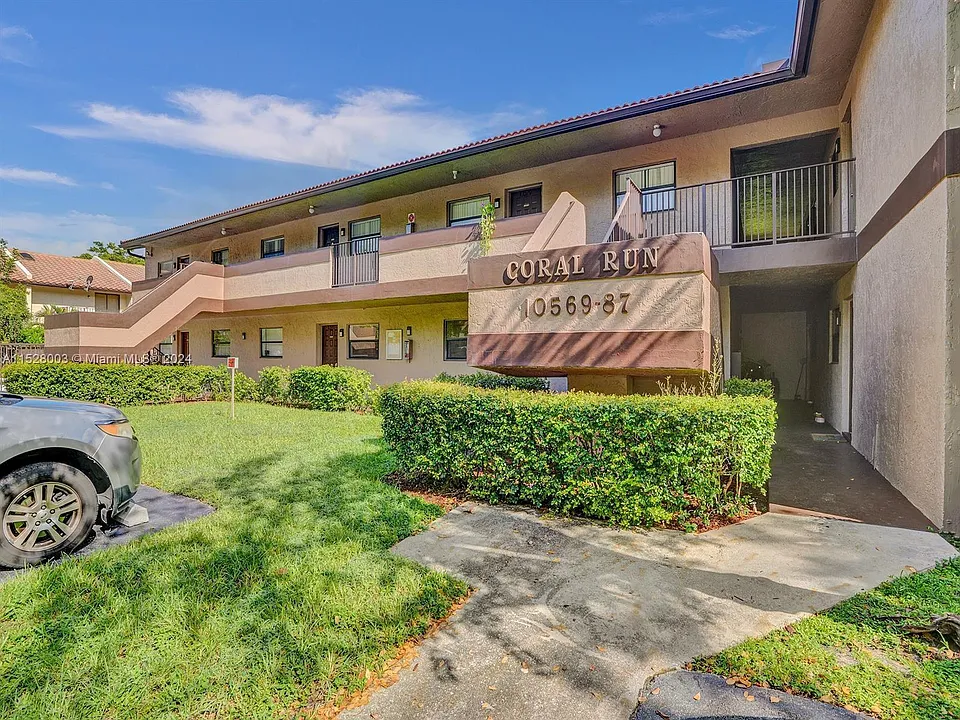 10571 Royal Palm Blvd