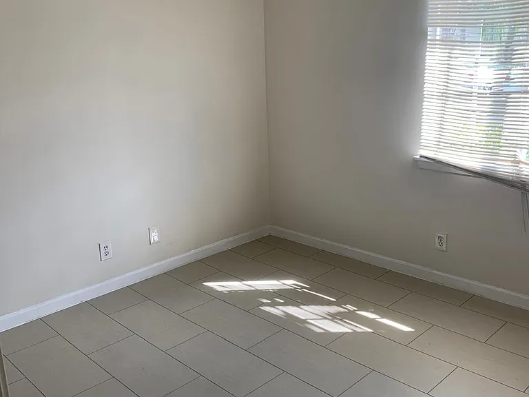 4923 SW 32nd Ave — Photo 5
