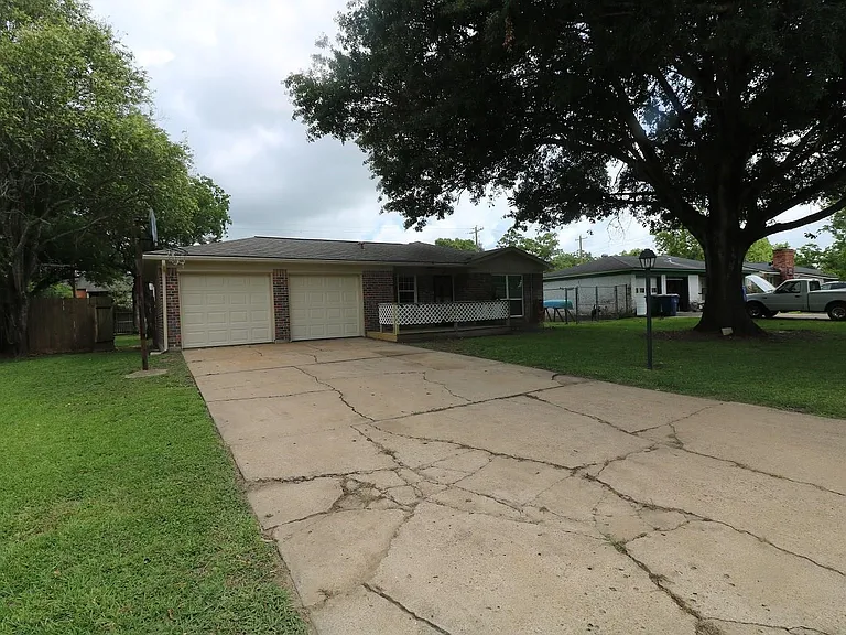 609 Circle Way — Photo 2