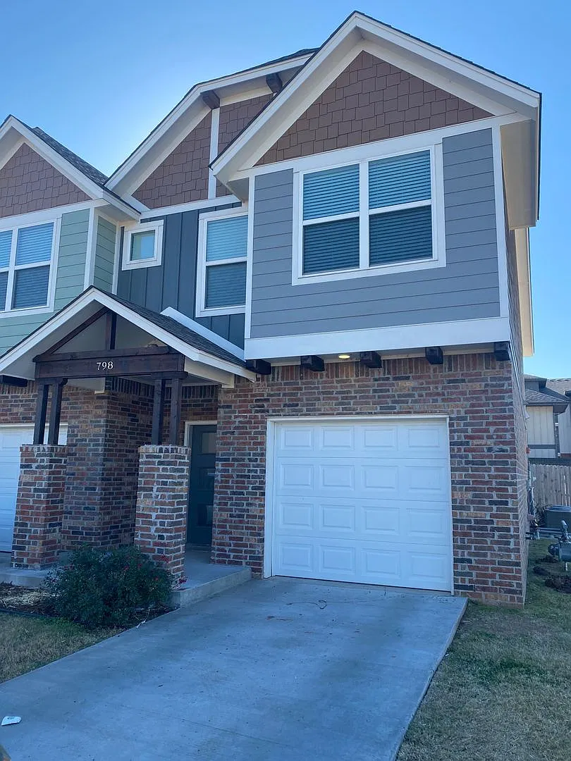3 bedroom, 2.5 bathroom, 1 car garage — Photo 1