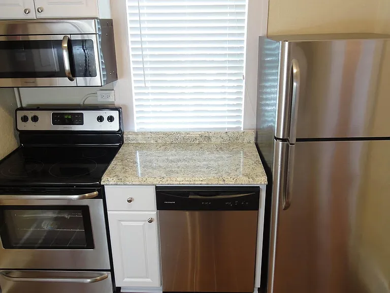 324 Moffett Ct N — Photo 17