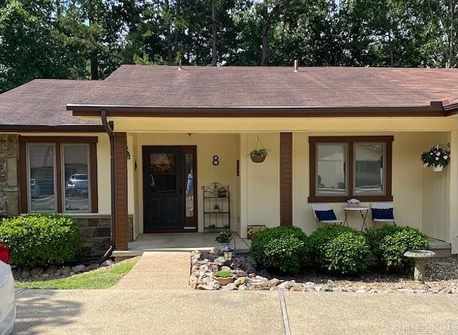 1st image of 8 Lindsay Ln