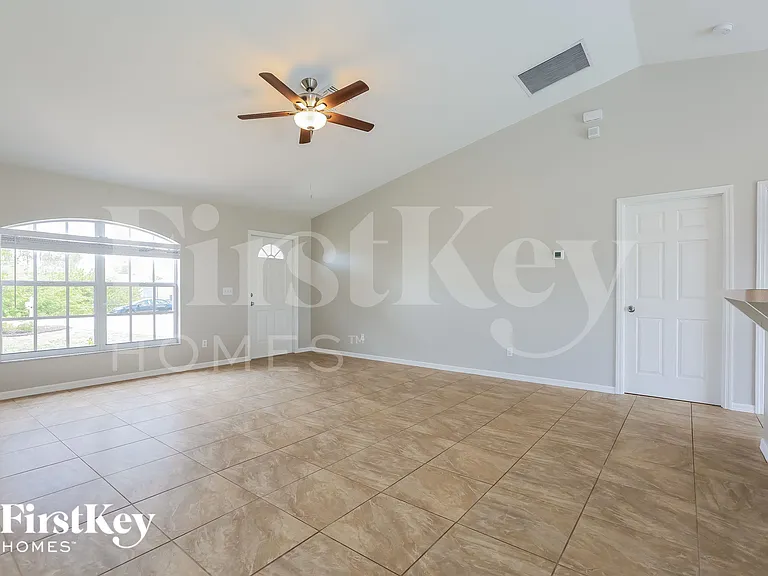 215 Mossrosse St — Photo 4