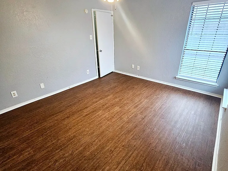 MOVE IN SPECIAL - $500.00 OFF 1ST MONTH'S RENT — Photo 8