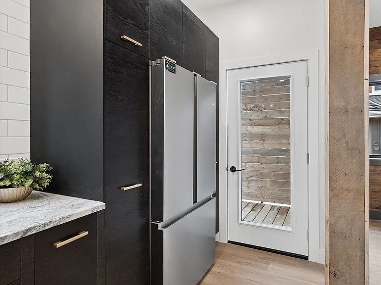 215 Winstanley St — Photo 13
