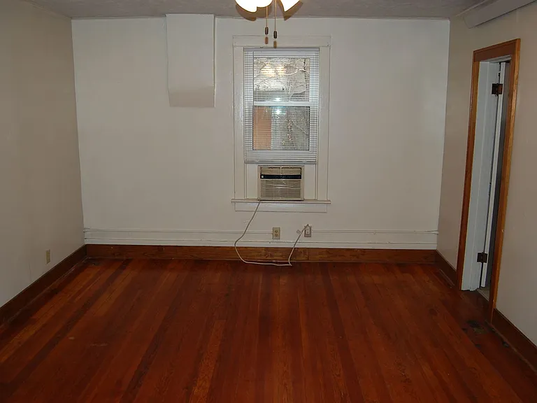 327 S 11th St — Photo 10