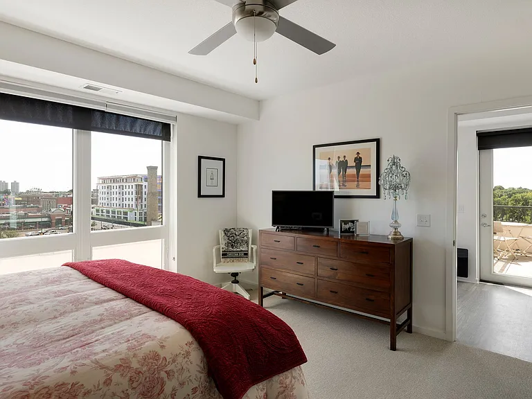 Laguna Apartments — Photo 6