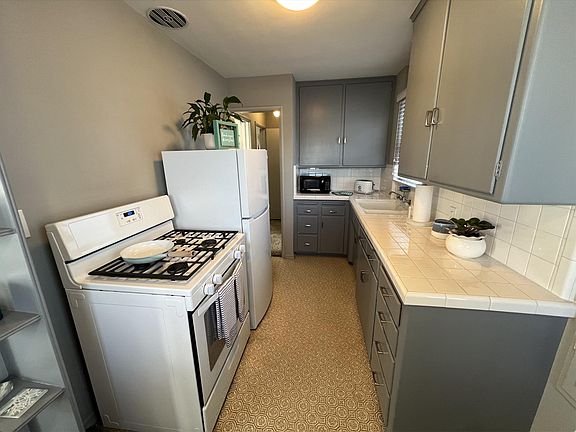 4th image of 602 1/2 Jasmine Ave