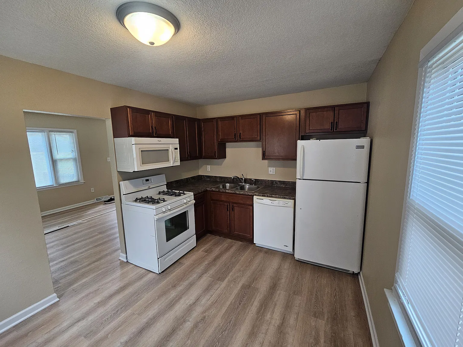 2 bed, 660 sqft, $1,200 — Photo 4