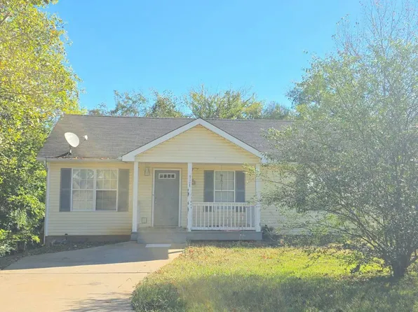 921 Applegrove Cir, Clarksville, TN 37040