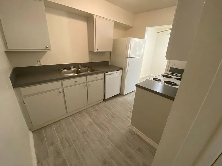 Lions Court Apartments — Photo 50